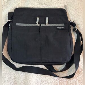 Baggallini cross body bag-black